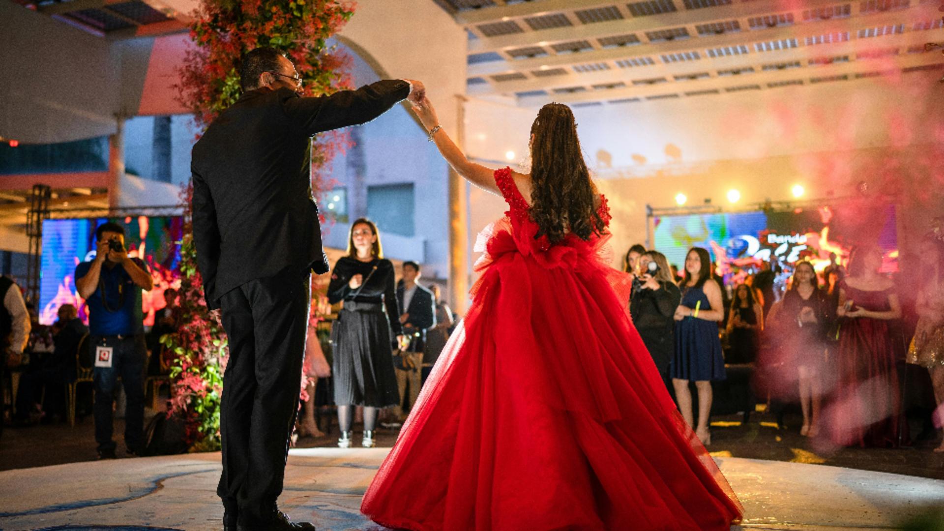 Cum să fii elegantă de Revelion, respectând următoarele reguli. Toate doamnele trebuie să țină cont de aceste reguli