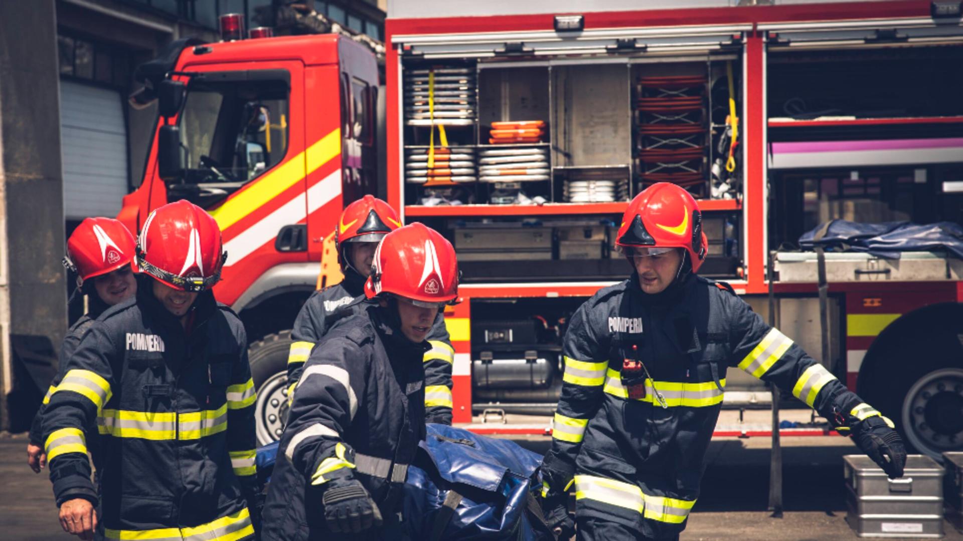 Incendiu într-un apartament din Târgoviște: un bărbat a suferit arsuri la brațe, 11 persoane s-au autoevacuat