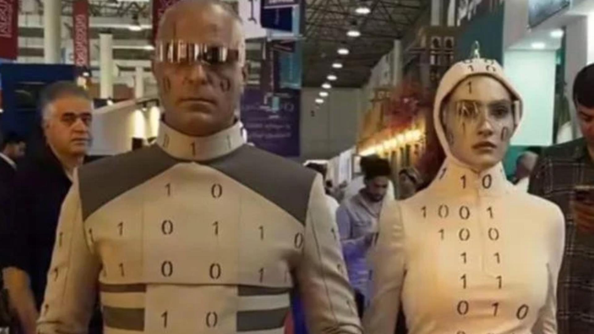 Iranul a vrut să se laude cu „roboți umanoizi avansați”. Cei doi s-au dovedit a fi, de fapt, oameni deghizați