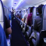 Scandal într-un avion după ce o familie ar fi încercat să urce cu o femeie decedată, pretinzând că aceasta doar doarme