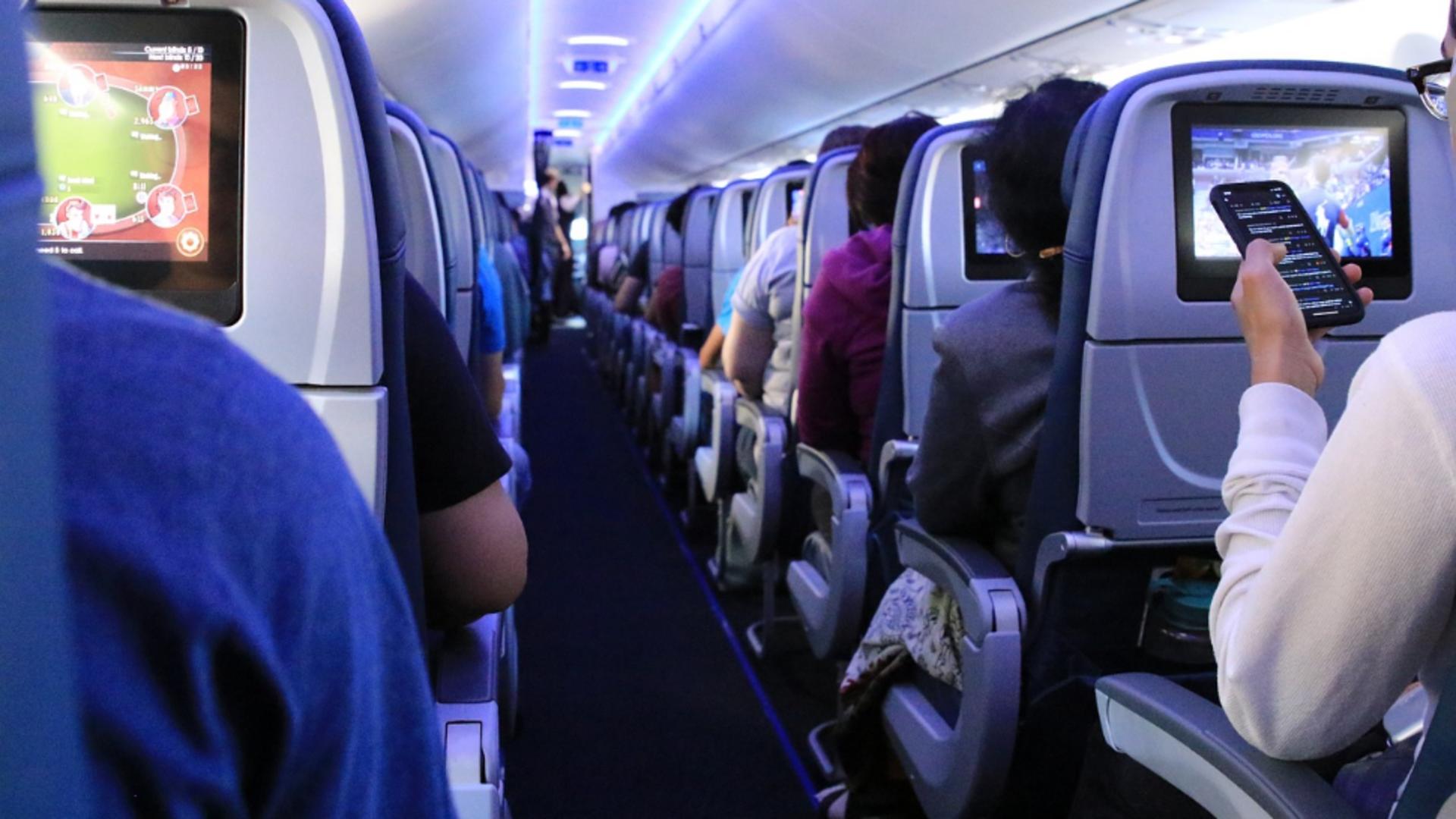 Scandal într-un avion după ce o familie ar fi încercat să urce cu o femeie decedată, pretinzând că aceasta doar doarme