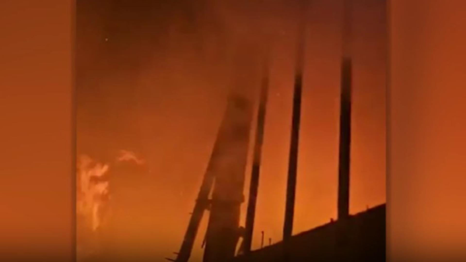 Casă mistuită de flăcări. Pompierii s-au luptat 6 ore cu focul