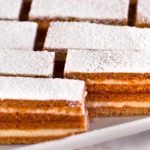 Prăjitură cu miere. Rețeta rapidă, simplă și delicioasă, pe care trebuie să o ai pe masa de sărbători