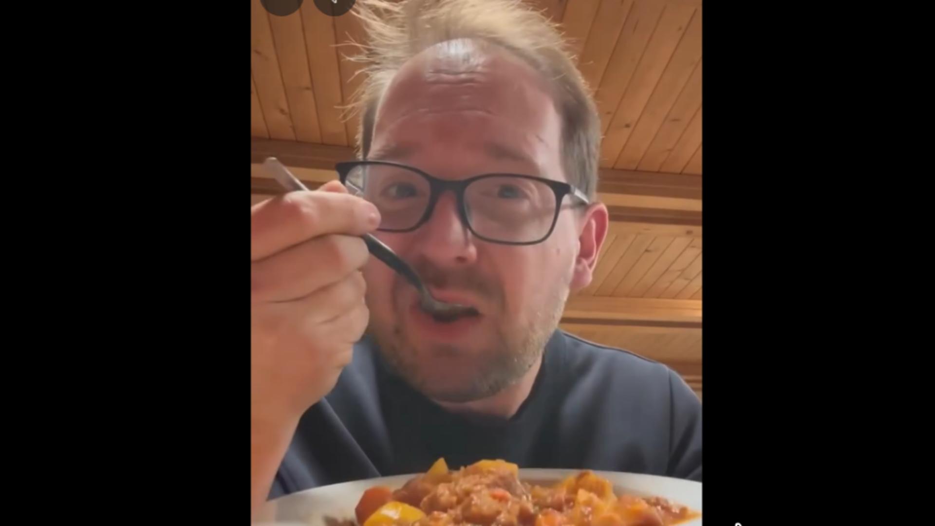 Gafa făcută de Dominic Fritz. Politicianul se laudă că a gătit „gulaș bihorean”