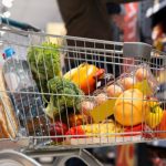 Bătaie de joc în supermarketuri. Fructe folosite ca furaje pentru animale au ajuns pe rafturi. Avertismentul ANPC