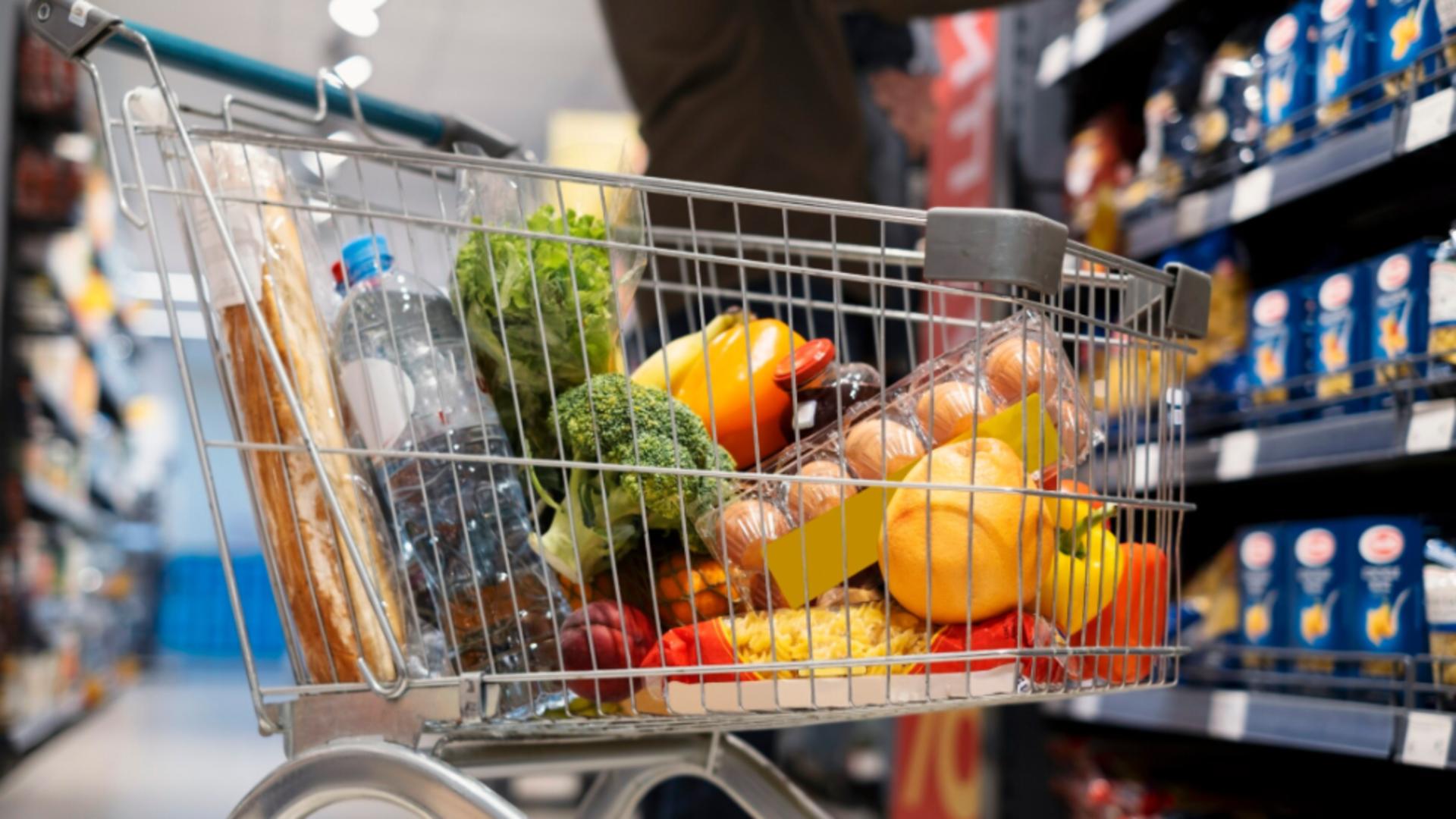 Bătaie de joc în supermarketuri. Fructe folosite ca furaje pentru animale au ajuns pe rafturi. Avertismentul ANPC