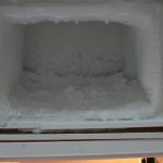 De ce îngheață frigiderul în interior iarna. Soluțiile simple și eficiente pe care toate gospodinele trebuie să le știe