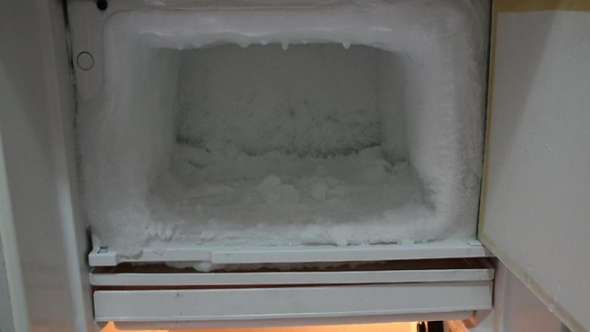 De ce îngheață frigiderul în interior iarna. Soluțiile simple și eficiente pe care toate gospodinele trebuie să le știe