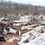 Dezastru ecologic lângă râul Mureș: un hectar de teren sufocat de gunoaie. Amendă record pentru o familie din Arad