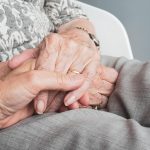 Gest din gelozie: o femeie de 76 de ani, atacată cu o scrumieră de partenerul ei cu aproape 30 de ani mai tânăr. O vecină i-a salvat viața