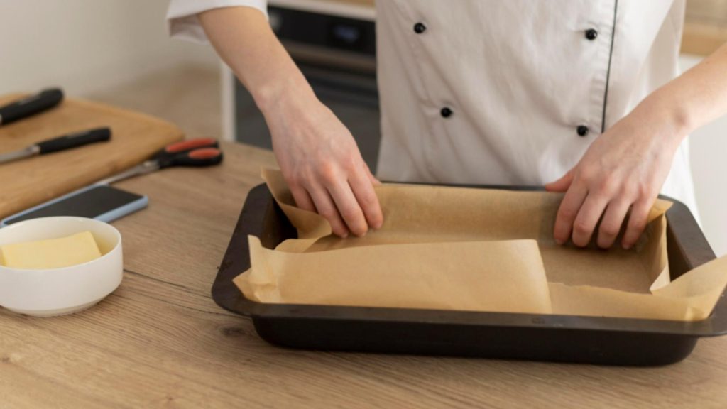 Pericolul ascuns în hârtia de copt. Specialiștii au descoperit substanțe asociate cu afecțiuni grave