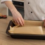 Pericolul ascuns în hârtia de copt. Specialiștii au descoperit substanțe asociate cu afecțiuni grave