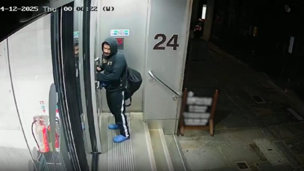 Cel mai nepregătit hoț: a vrut să spargă o corporație și a rămas cu mânerul ușii în mână