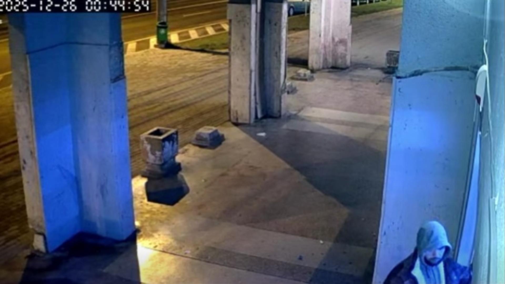 Hoț la shaormerie, în noaptea de Crăciun. Bărbatul, surprins când dă spargerea