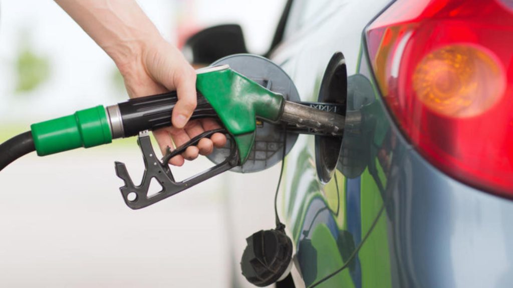 Carburanții se ieftinesc de la anul. Cât costă un plin de rezervor față de luna trecută
