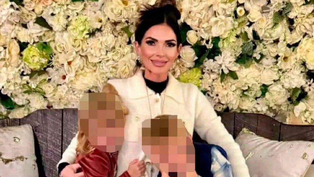 O mamă și gemenii ei, găsiți împușcați în locuință. Femeia se temea că va fi ucisă