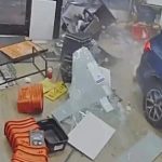 Incident șocant: o mașină a pătruns cu viteză într-un magazin de bricolaj. Șoferul a confundat pedala de frână cu cea de accelerație