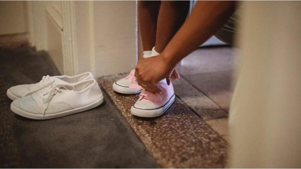 Motivul pentru care nu trebuie să mergi încălțat prin casă. Obiectele care pot deveni adevărate cuiburi de bacterii