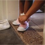 Motivul pentru care nu trebuie să mergi încălțat prin casă. Obiectele care pot deveni adevărate cuiburi de bacterii