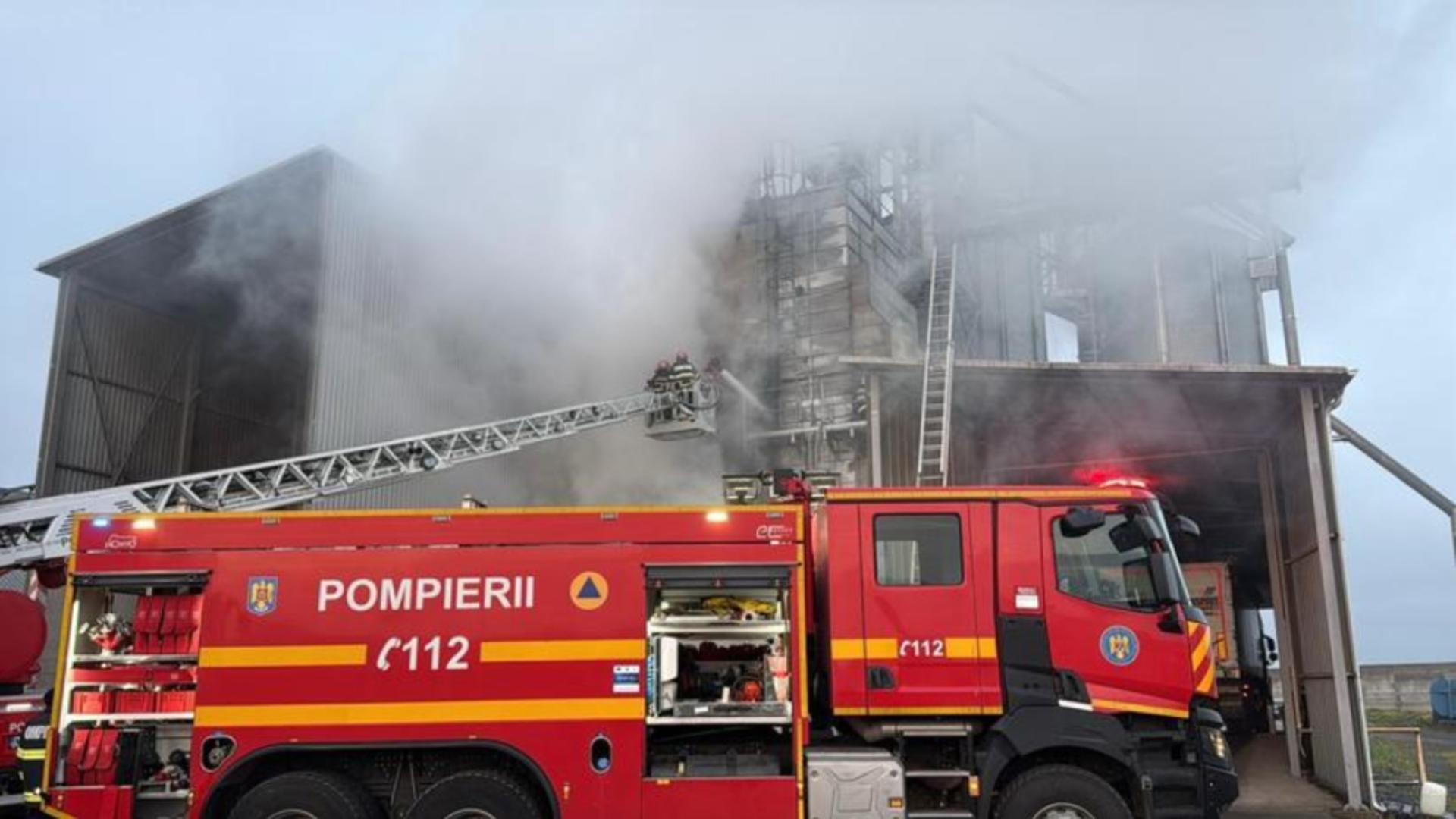 Incendiu într-un restaurant din Oradea, chiar înainte de Revelion. Sistemul de ventilaţie a luat foc