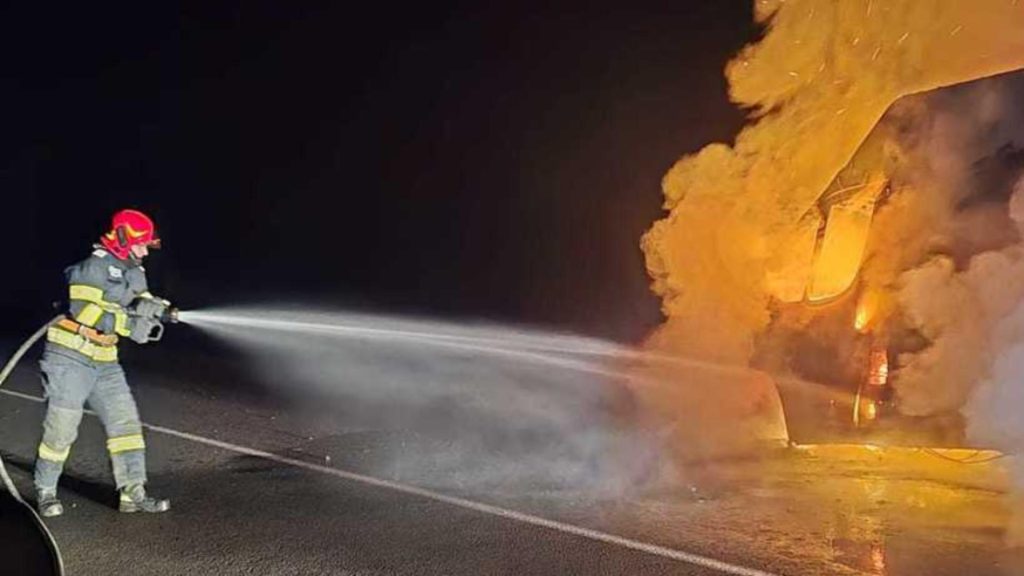 Microbuz de marfă cuprins de flăcări în județul Arad. Două persoane se aflau în interior