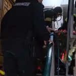 Incendiu mortal în bloc. Bărbat de 42 de ani, găsit fără viață. Pompierii au fost nevoiți să spargă ușa – VIDEO