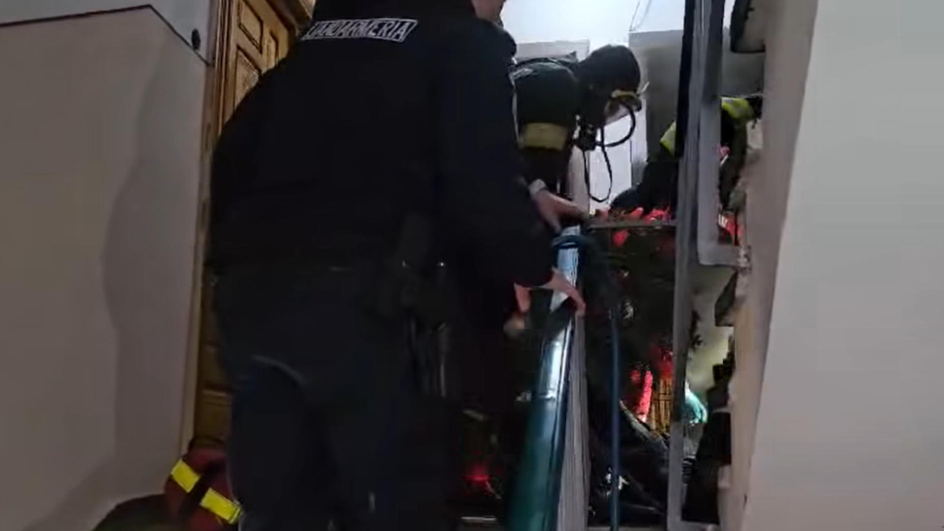 Incendiu mortal în bloc. Bărbat de 42 de ani, găsit fără viață. Pompierii au fost nevoiți să spargă ușa – VIDEO