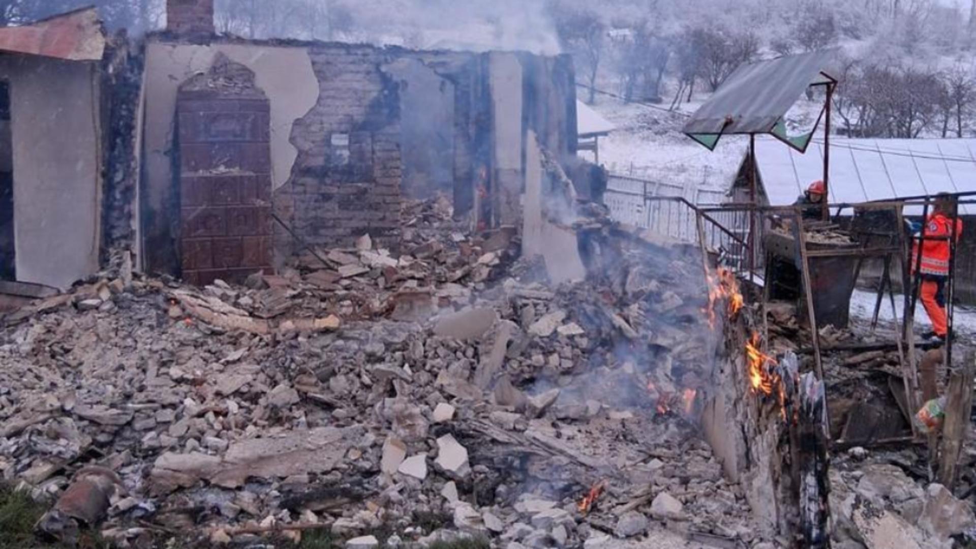 Incendiu tragic, chiar de Crăciun. O locuință a fost mistuită de flăcări, iar pompierii au descoperit posibile resturi umane
