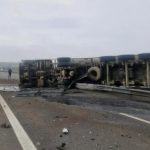 Eroism pe A3. Șoferul care s-a răsturnat cu basculanta pe autostrada spre Ploiești a fost salvat de trei militari francezi ai NATO