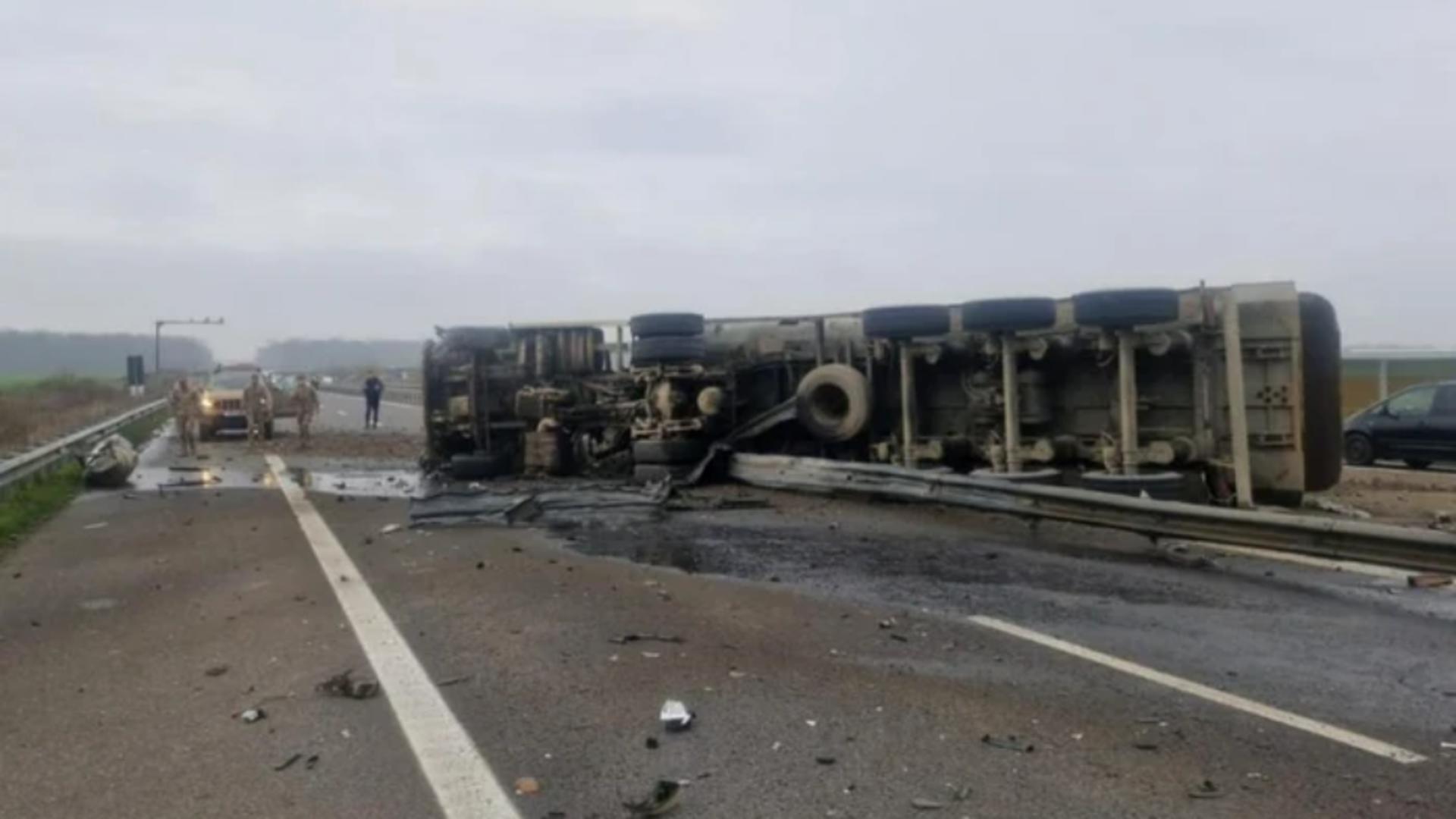 Eroism pe A3. Șoferul care s-a răsturnat cu basculanta pe autostrada spre Ploiești a fost salvat de trei militari francezi ai NATO
