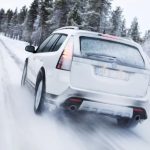 Ghidul șoferului prudent: 4 manevre esențiale pe gheață și zăpadă