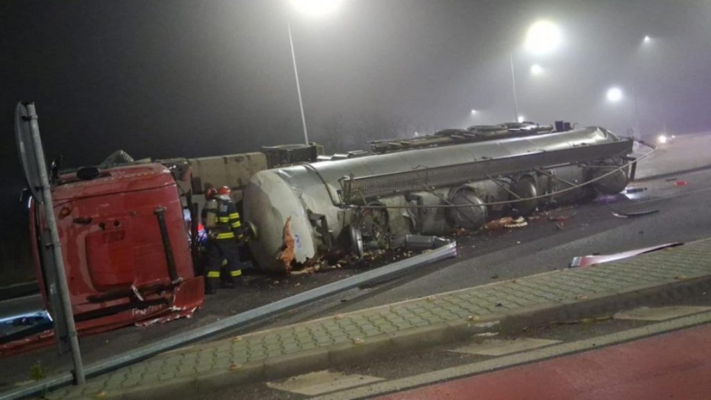 O autocisternă cu amoniac s-a răsturnat pe DN5. Traficul, blocat pe sensul spre Giurgiu – FOTO