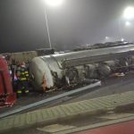 O autocisternă cu amoniac s-a răsturnat pe DN5. Traficul, blocat pe sensul spre Giurgiu – FOTO