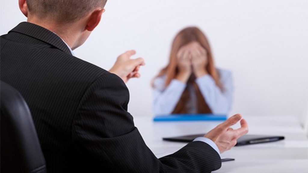 Concediată șocant pentru exces de zel: o femeie ajungea la muncă cu 40 de minute mai devreme și sfida avertismentele