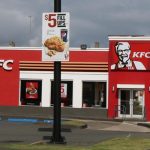 Decizia neașteptată a unui tribunal: angajat KFC despăgubit cu aproximativ 80.000 de euro după o ceartă cu șeful lui