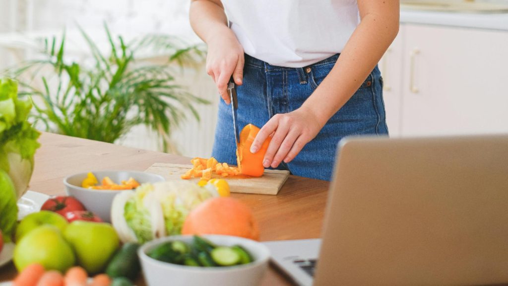 Legume și fructe care conțin cea mai mare cantitate de vitamina C. Sunt recomandate în sezonul rece, deoarece întăresc imunitatea