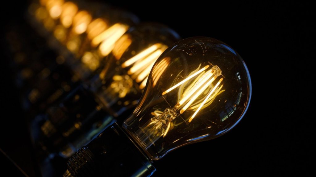 Românii se revoltă la facturile uriașe la energie. Trucurile simple de economisire la care recurg