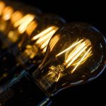 Românii se revoltă la facturile uriașe la energie. Trucurile simple de economisire la care recurg