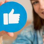 Un tribunal a aprobat divorțul înaintat de o femeie, supărată că soțul său dă prea multe like-uri altor femei pe rețelele de socializare