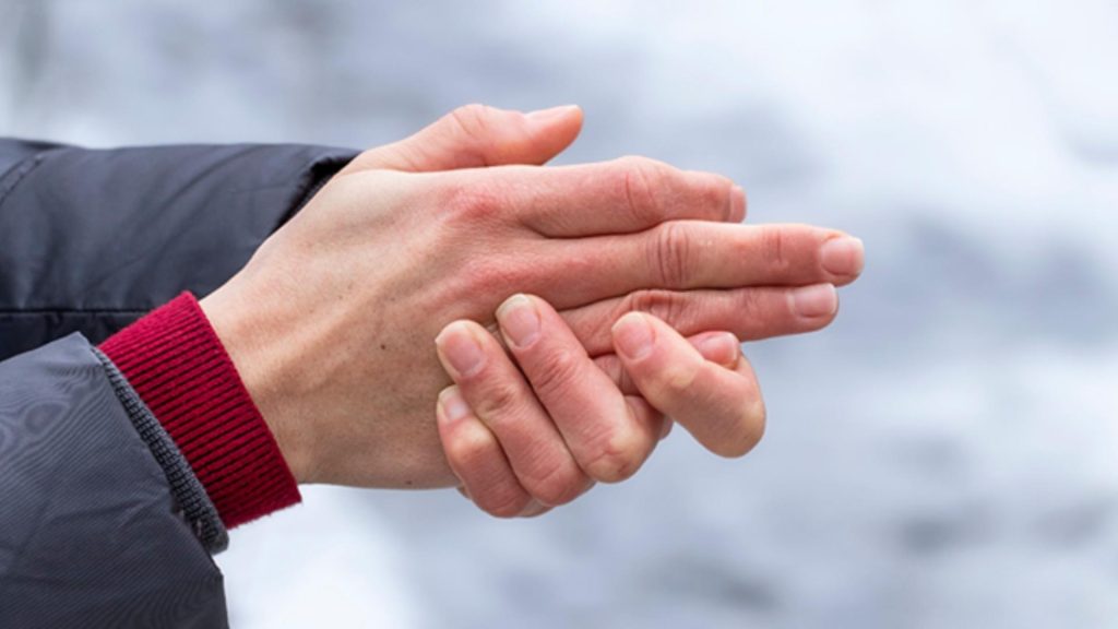 Boala ascunsă în spatele spatele mâinilor reci. Semnalul care îți indică că nu este o reacție normală la frig