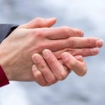 Boala ascunsă în spatele spatele mâinilor reci. Semnalul care îți indică că nu este o reacție normală la frig