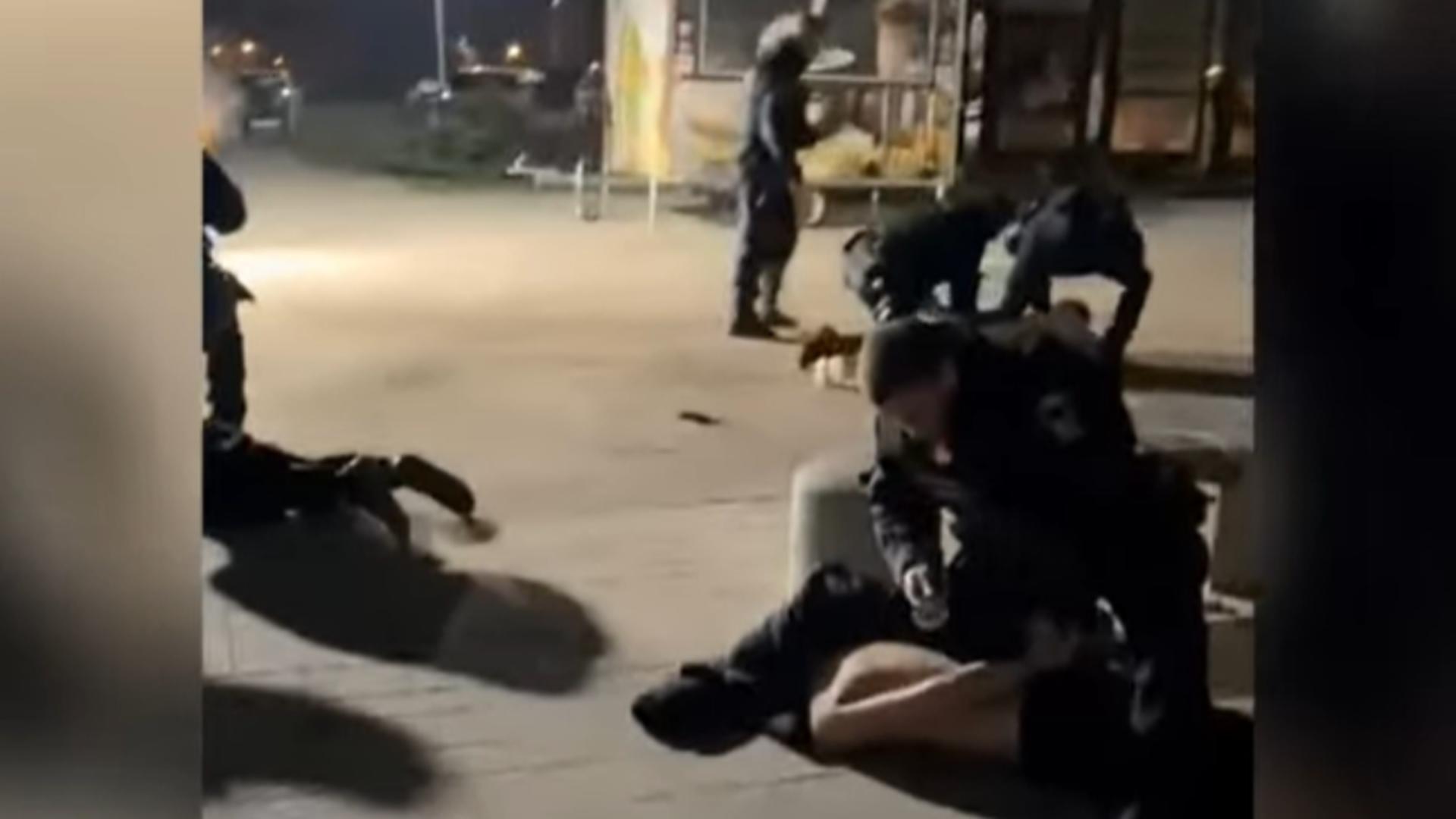 A doua zi de Crăciun cu pumni și scandal în Mamaia. Șase tineri s-au încăierat și doar intervenția jandarmilor i-a putut liniști. VIDEO