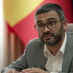 Ministrul Muncii recunoaște: „Nu se poate trăi cu salariul minim”. Cum încurajează taxele lui Bolojan munca la negru