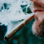 Donald Trump reclasifică marijuana, printr-un decret, drept un drog mai puţin periculos