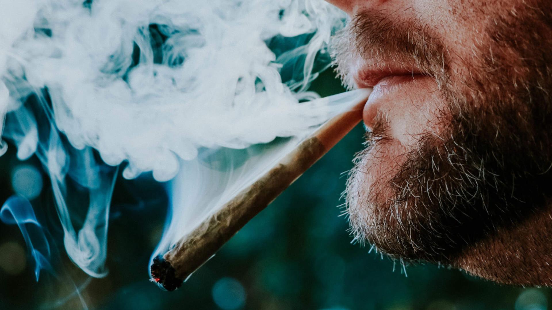 Donald Trump reclasifică marijuana, printr-un decret, drept un drog mai puţin periculos