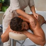 Un artist celebru a fost masat de către una dintre femeile cu lepră. Alertă epidemiologică în Cluj