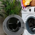 Motivul pentru care nu trebuie să lași ușa mașinii de spălat deschisă prea mult timp. Greșeala pe care majoritatea gospodinelor o comit