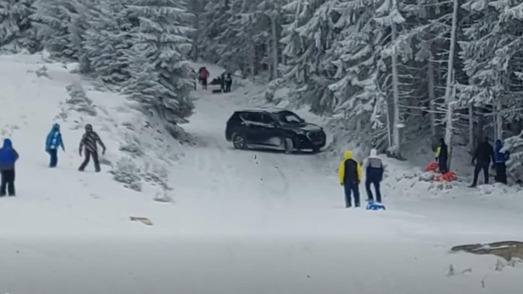Inconștiență la volan. Un turist a intrat cu mașina direct pe pârtia de sănii din Parâng VIDEO