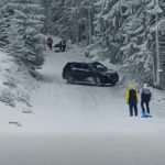 Inconștiență la volan. Un turist a intrat cu mașina direct pe pârtia de sănii din Parâng VIDEO