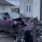 VIDEO. Momentul în care o mașină se izbește violent de o casă, chiar în dimineața de Crăciun. Proprietarul e disperat, impactul i-a distrus structura casei